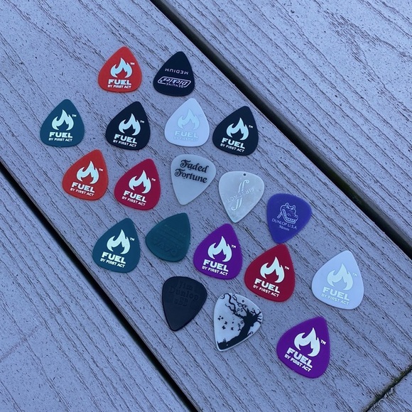 Guitar Picks - Set of 19 - Picture 3 of 3